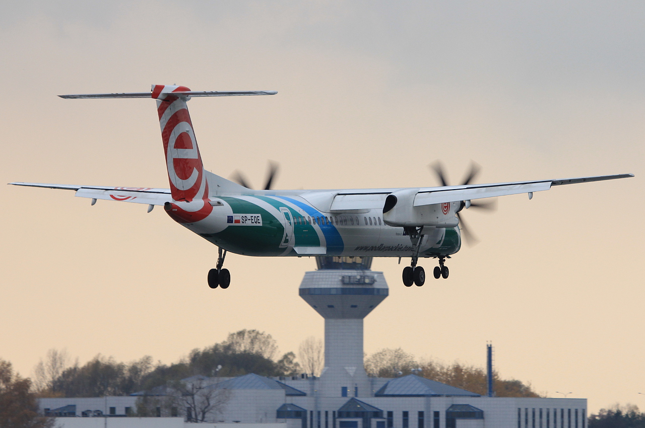 SP-EQE (4417) Bombardier Dash 8-Q402