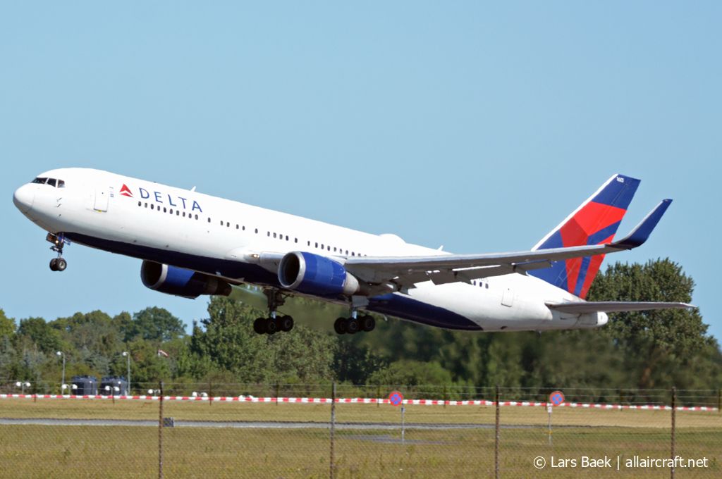 N1605 (30198) 1999 Boeing 767-332/ER(WL)