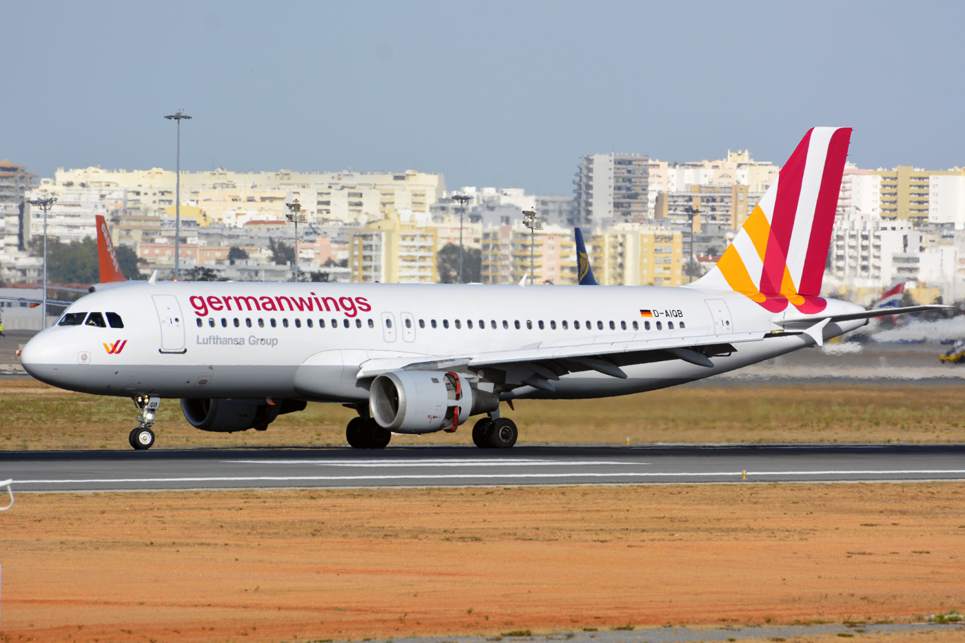 D-AIQB · Airbus A320-211 · (FAO / LPFR)