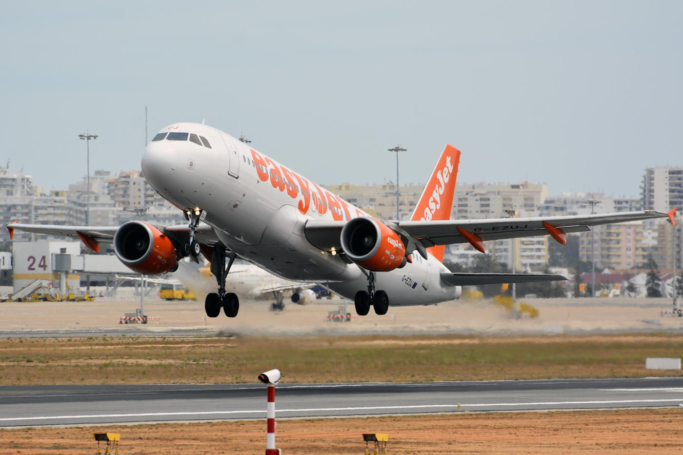G-EZUJ (4740) 2011 Airbus A320-214