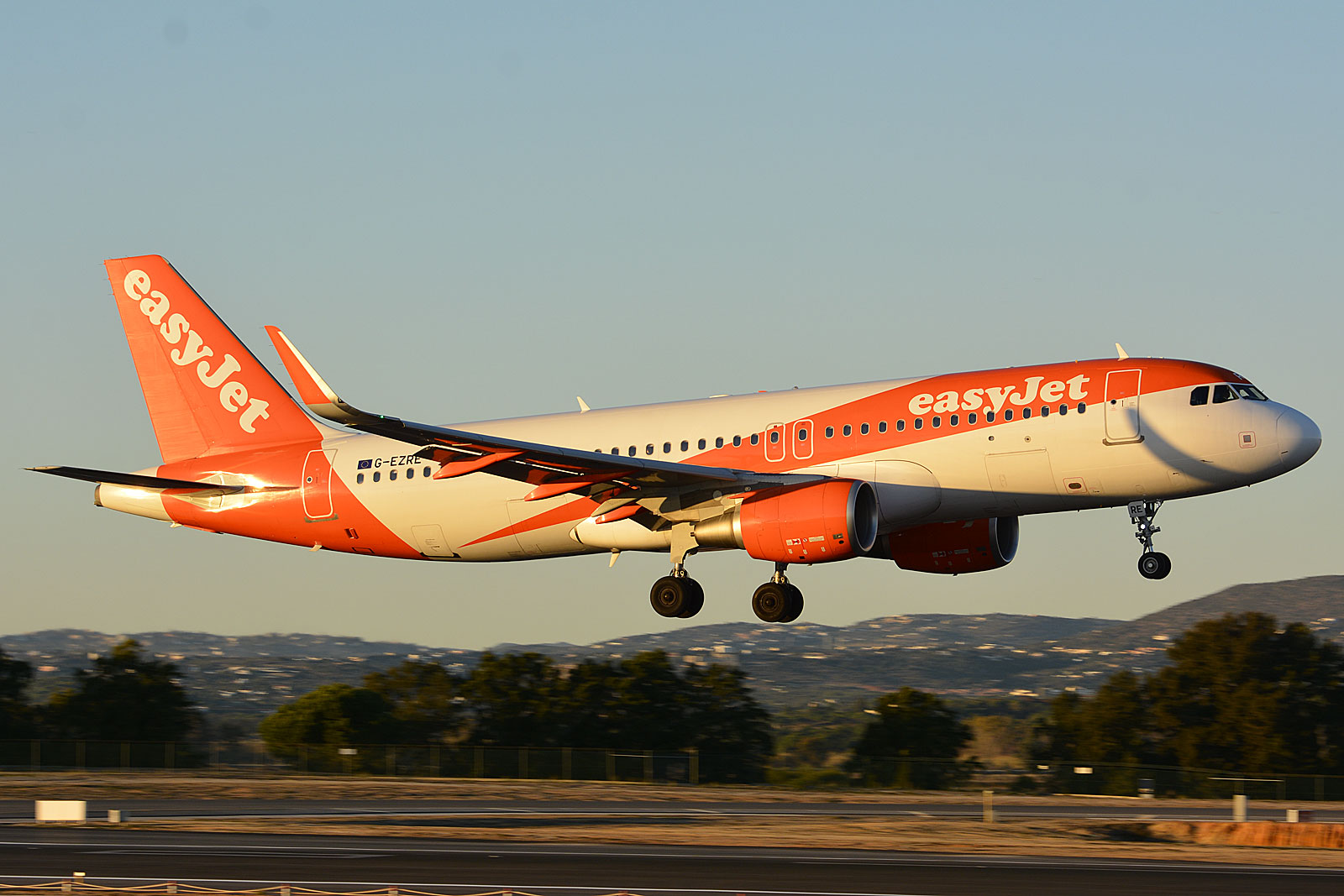 G-EZRE (7665) 2017 Airbus A320-214(WL)
