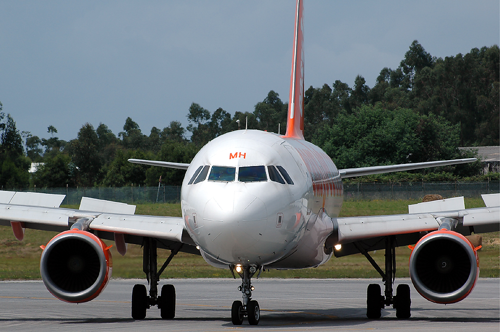 G-EZMH (2053) 2003 Airbus A319-111