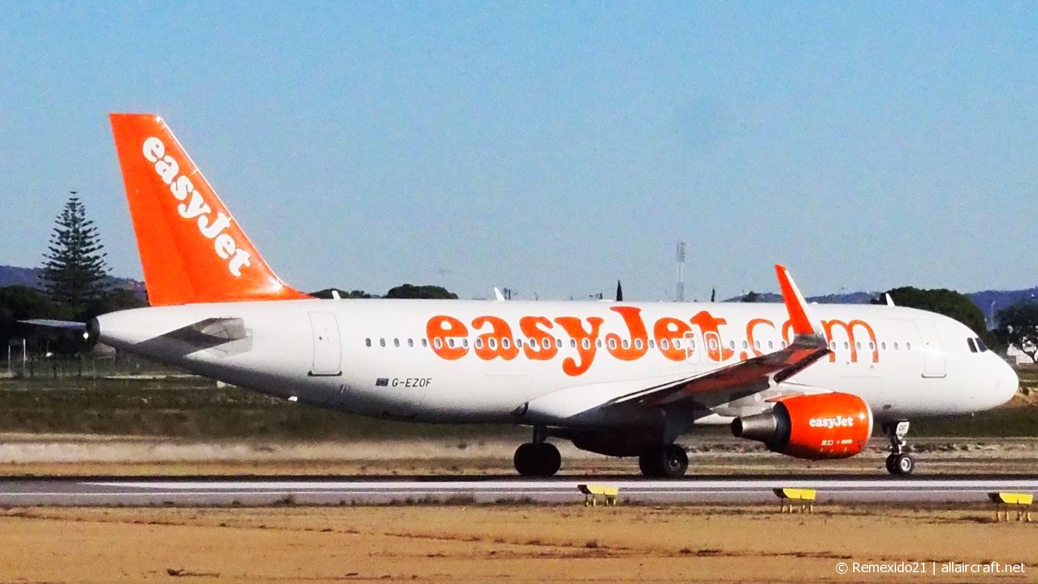 G-EZOF (6525) 2015 Airbus A320-214(WL)