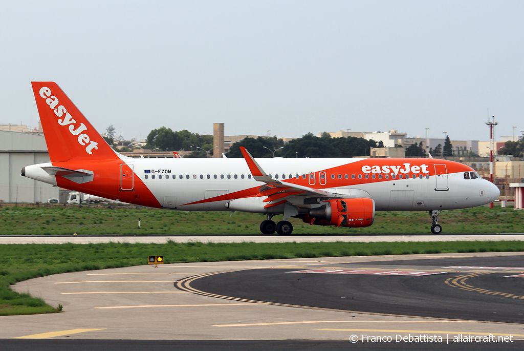 G-EZOM (6587) 2015 Airbus A320-214(WL)