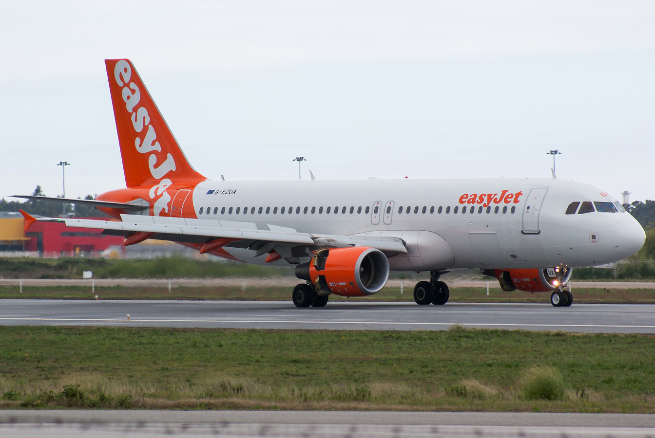 G-EZUA (4588) 2011 Airbus A320-214
