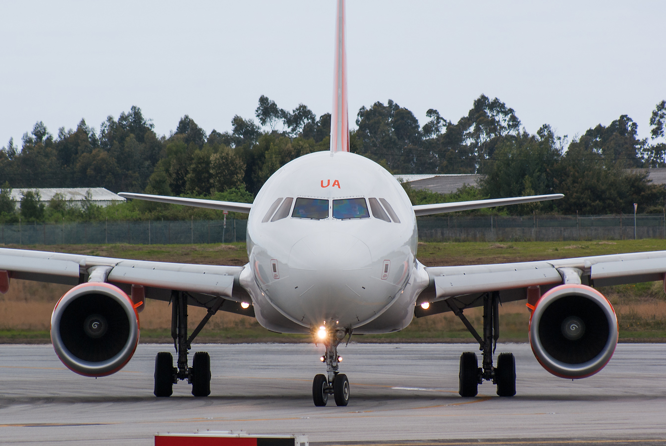 G-EZUA (4588) 2011 Airbus A320-214