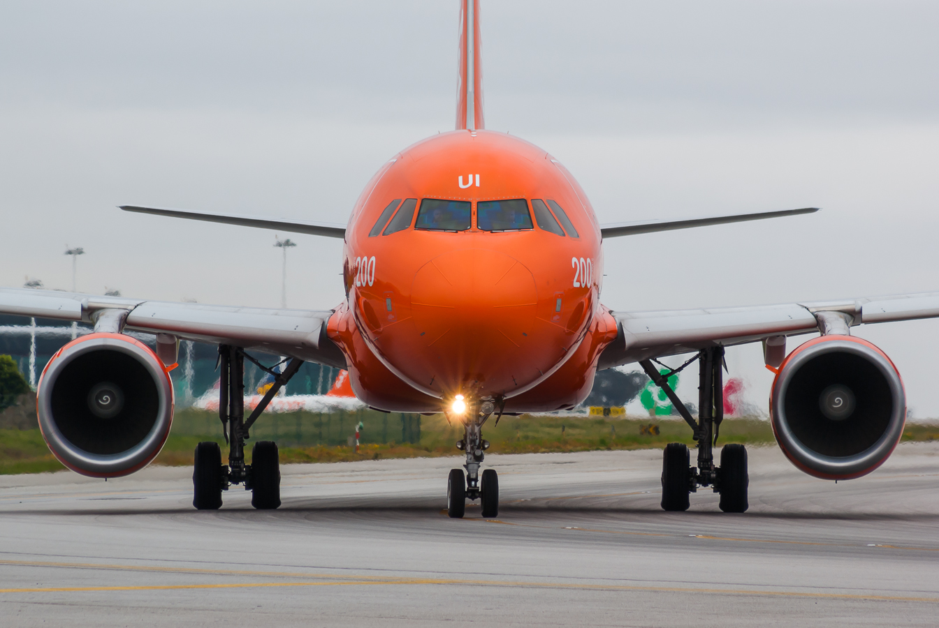 G-EZUI (4721) 2011 Airbus A320-214