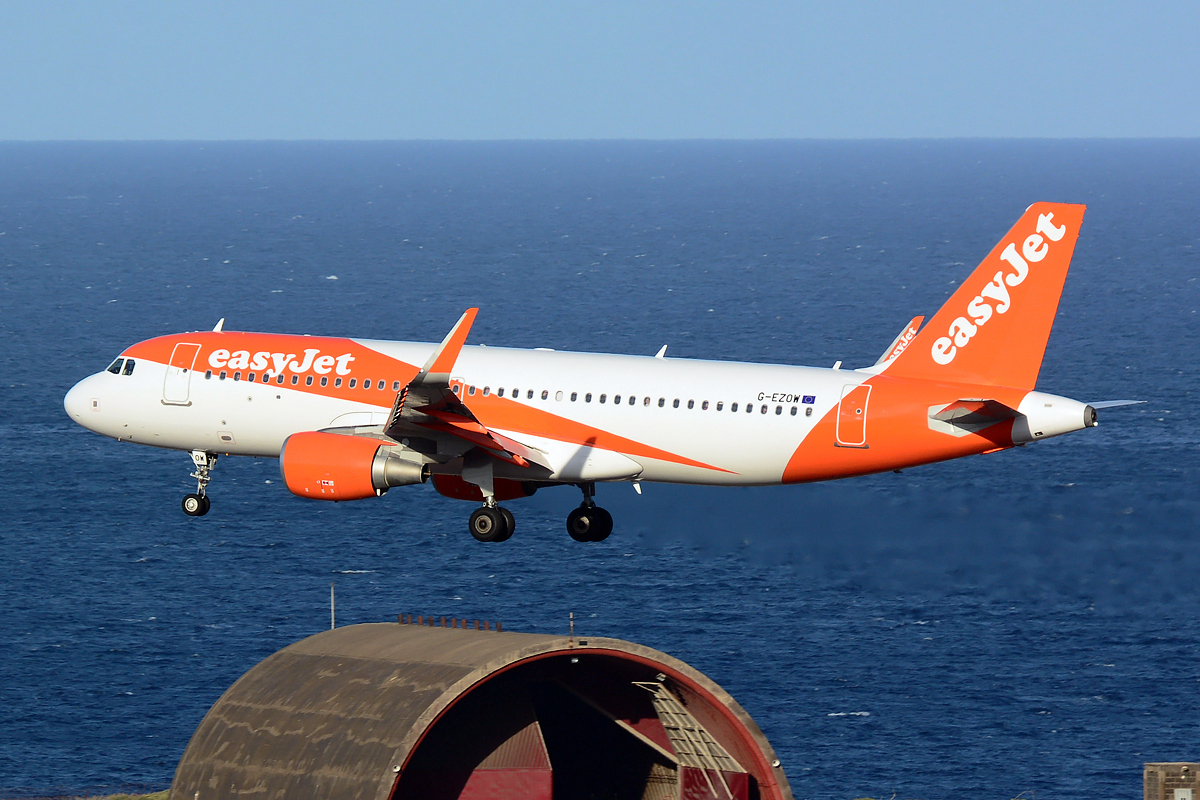 G-EZOW (6834) 2015 Airbus A320-214(WL)