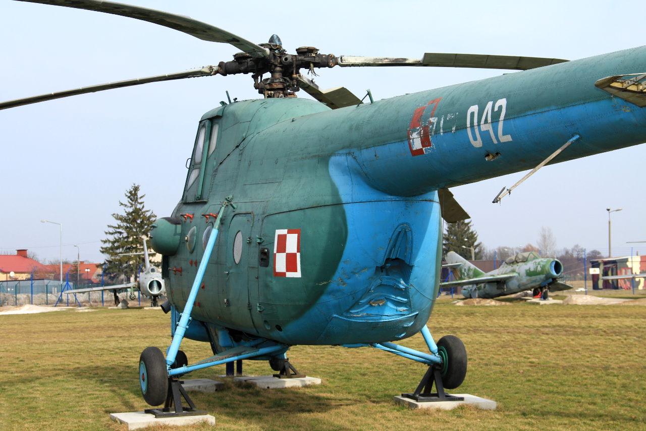 042 · Mil Mi-4ME · (EPDE)