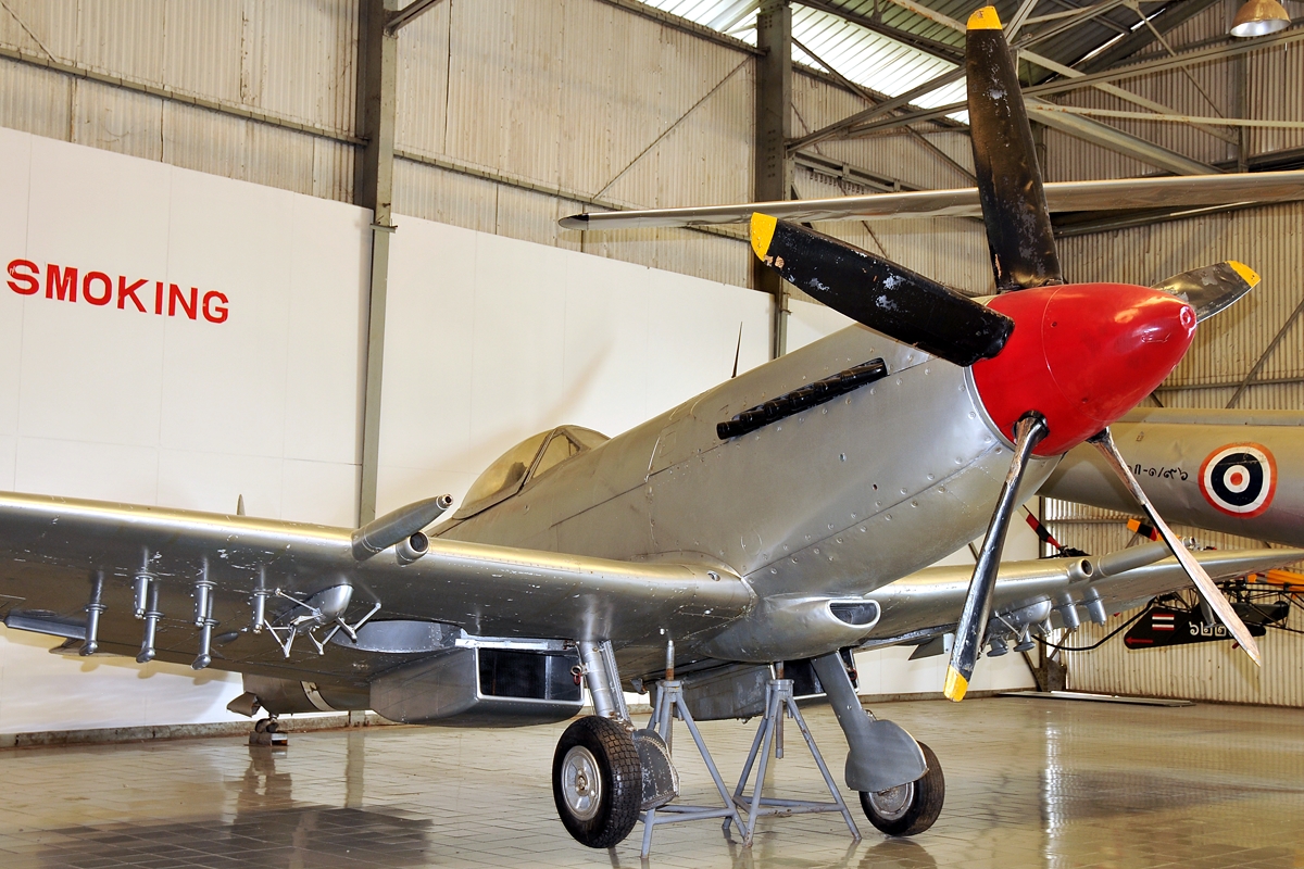 KH14-1/93 (6S/585092) Supermarine 379 Spitfire FR14E