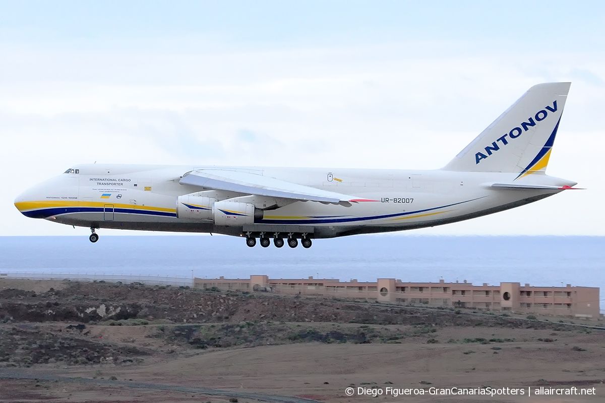 UR-82007 (19530501005) 1988 Antonov An-124-100