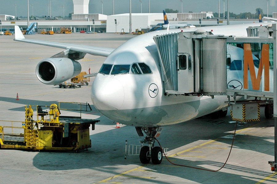 D-AIGW (327) 2000 Airbus A340-313