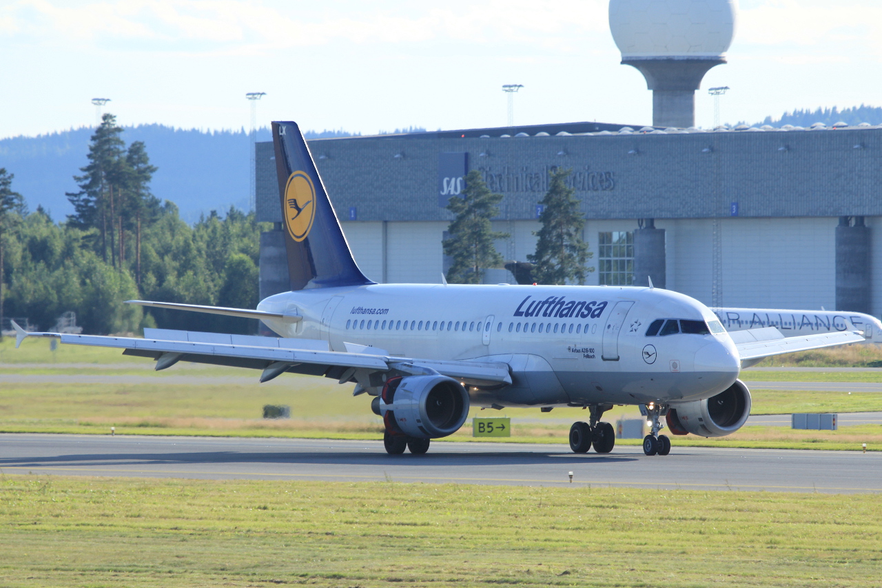 D-AILX (860) 1998 Airbus A319-114