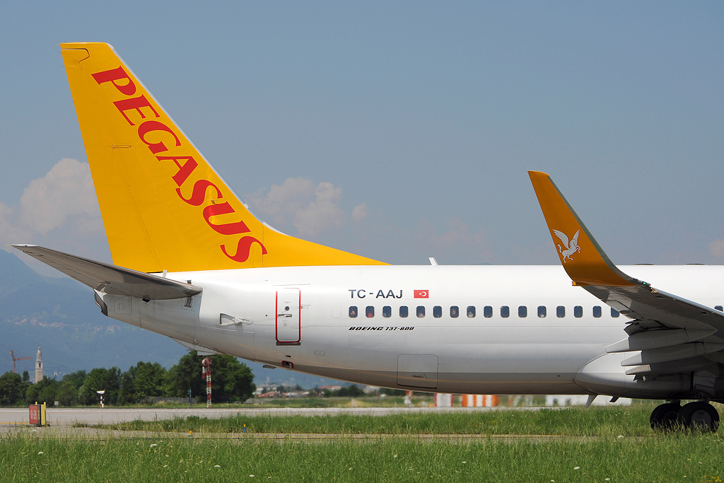 TC-AAJ (35702) 2009 Boeing 737-82R WL