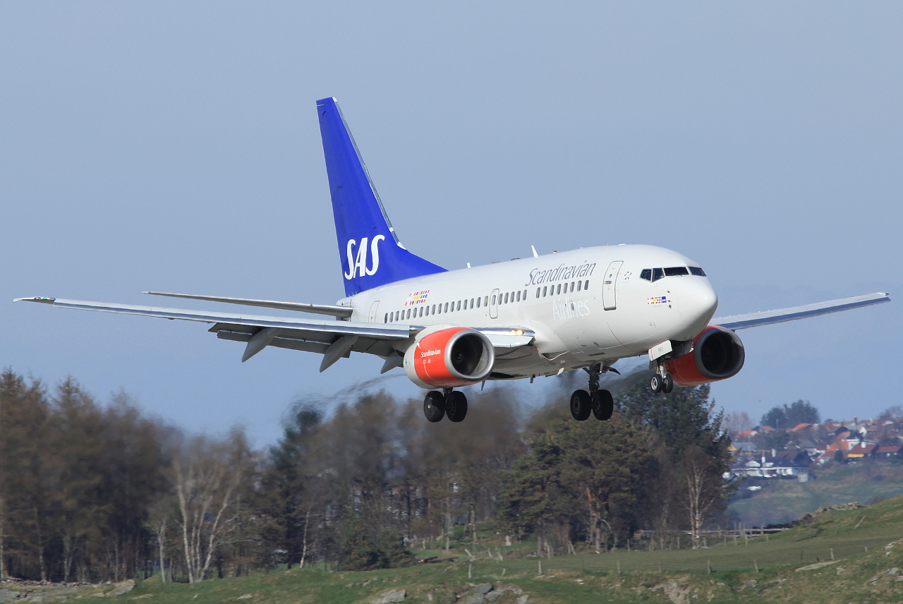 LN-RRC (28300) 1999 Boeing 737-683