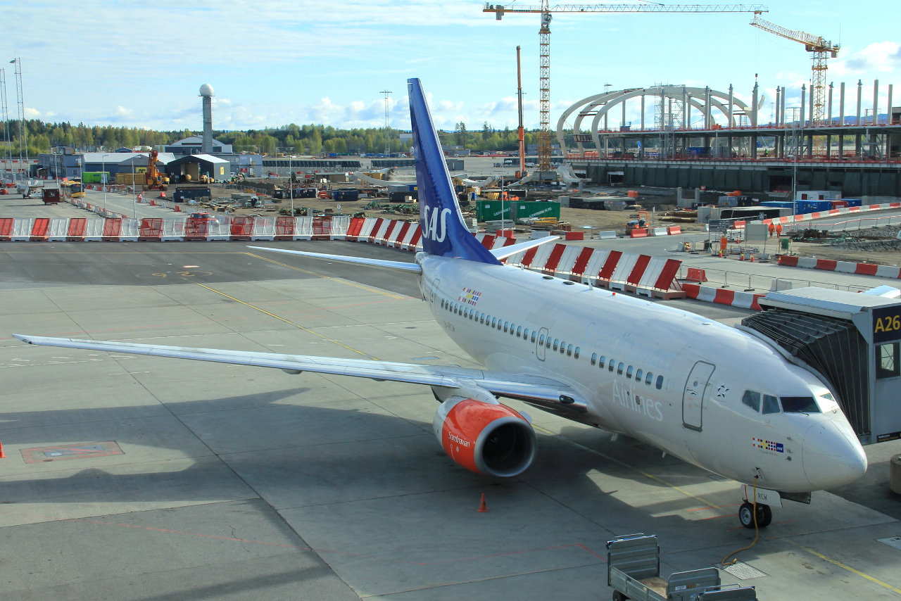 LN-RCW (28308) 1999 Boeing 737-683