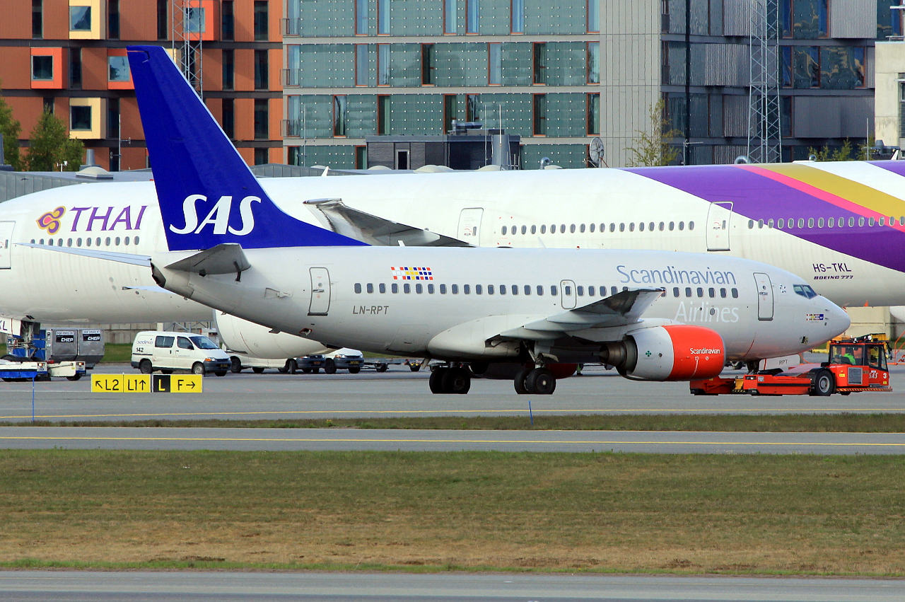 LN-RPT (28299) 1999 Boeing 737-683