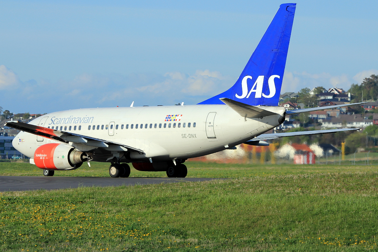 SE-DNX (28304) 1999 Boeing 737-683