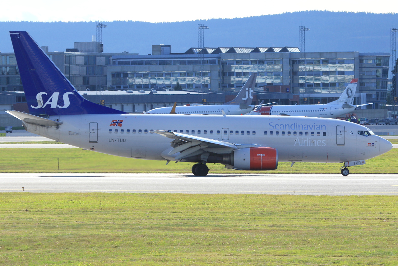 LN-TUD (28217) 1998 Boeing 737-705