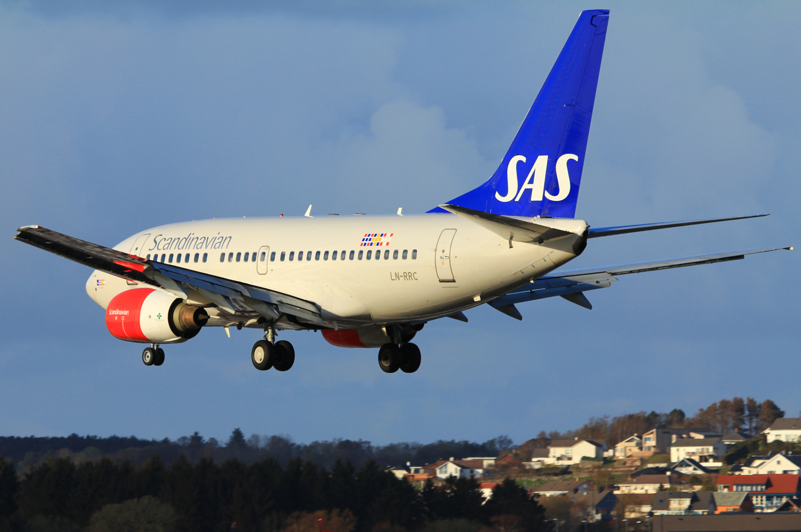 LN-RRC (28300) 1999 Boeing 737-683