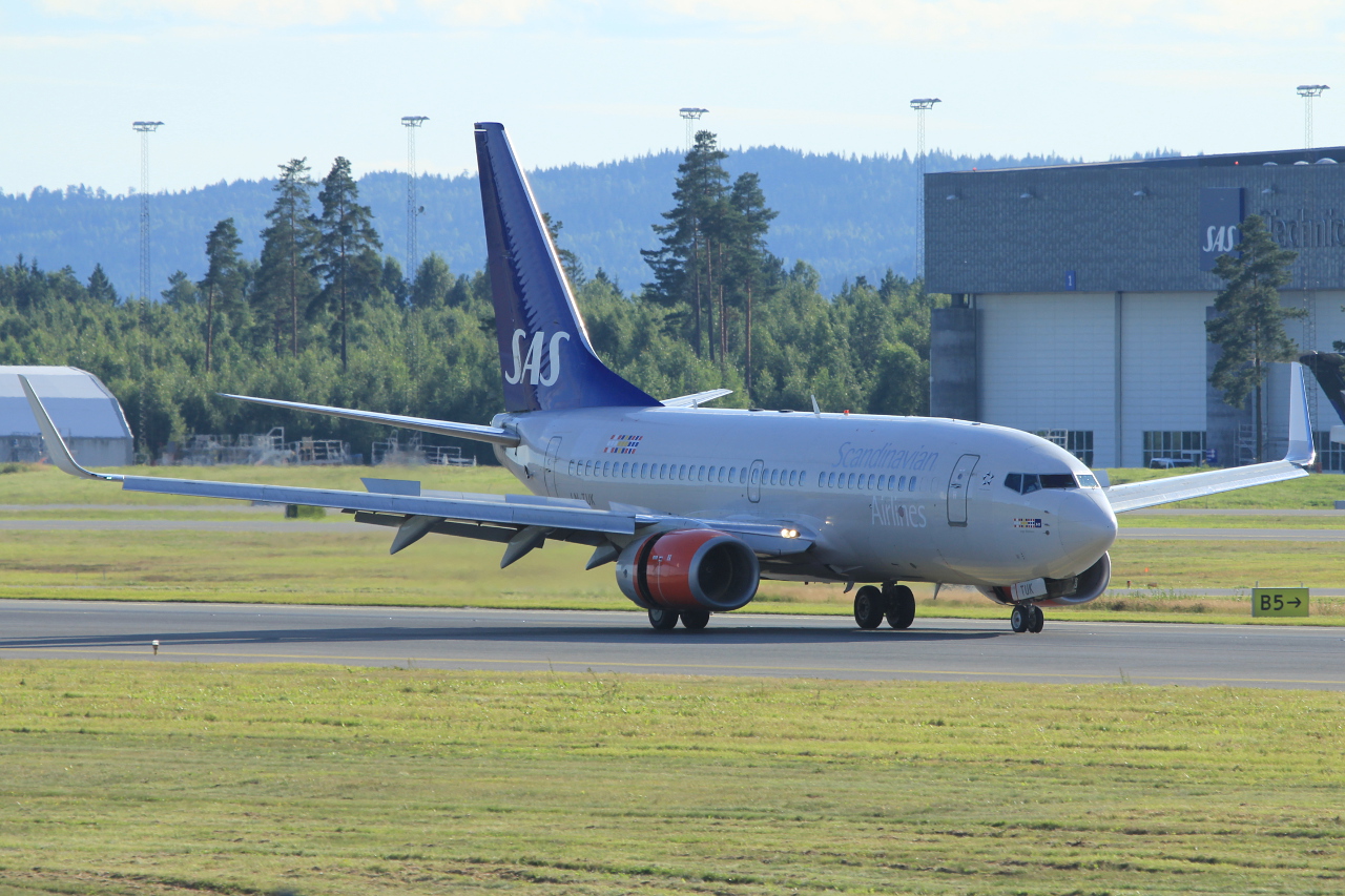 LN-TUK (26096) 2001 Boeing 737-705(WL)