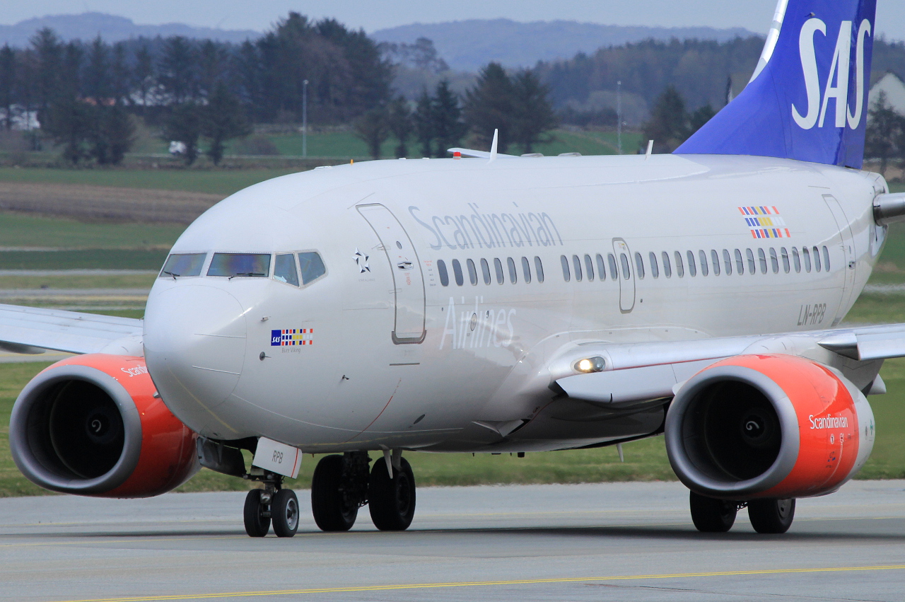 LN-RPB (28294) 1998 Boeing 737-683