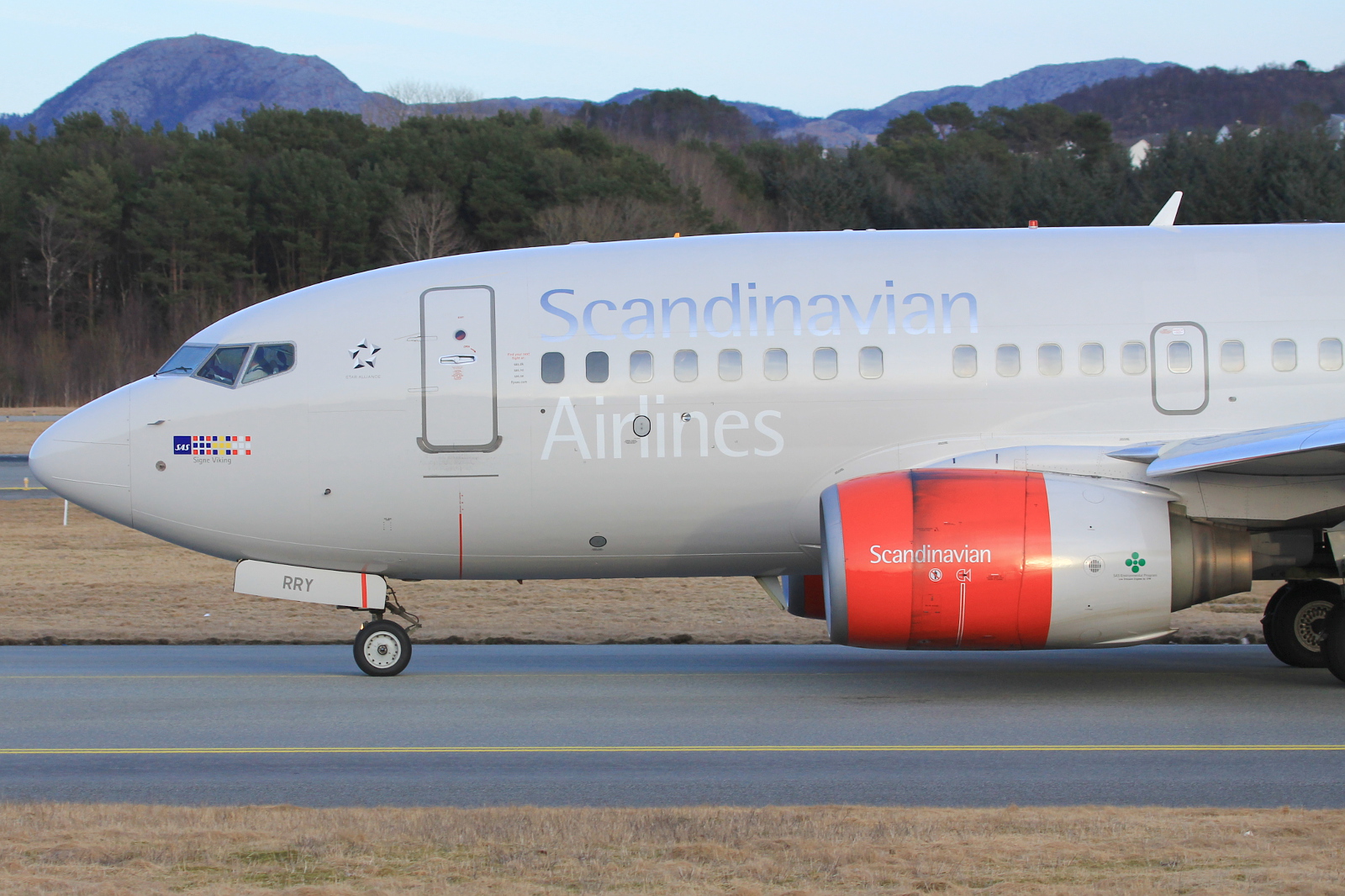 LN-RRY (28297) Boeing 737-683