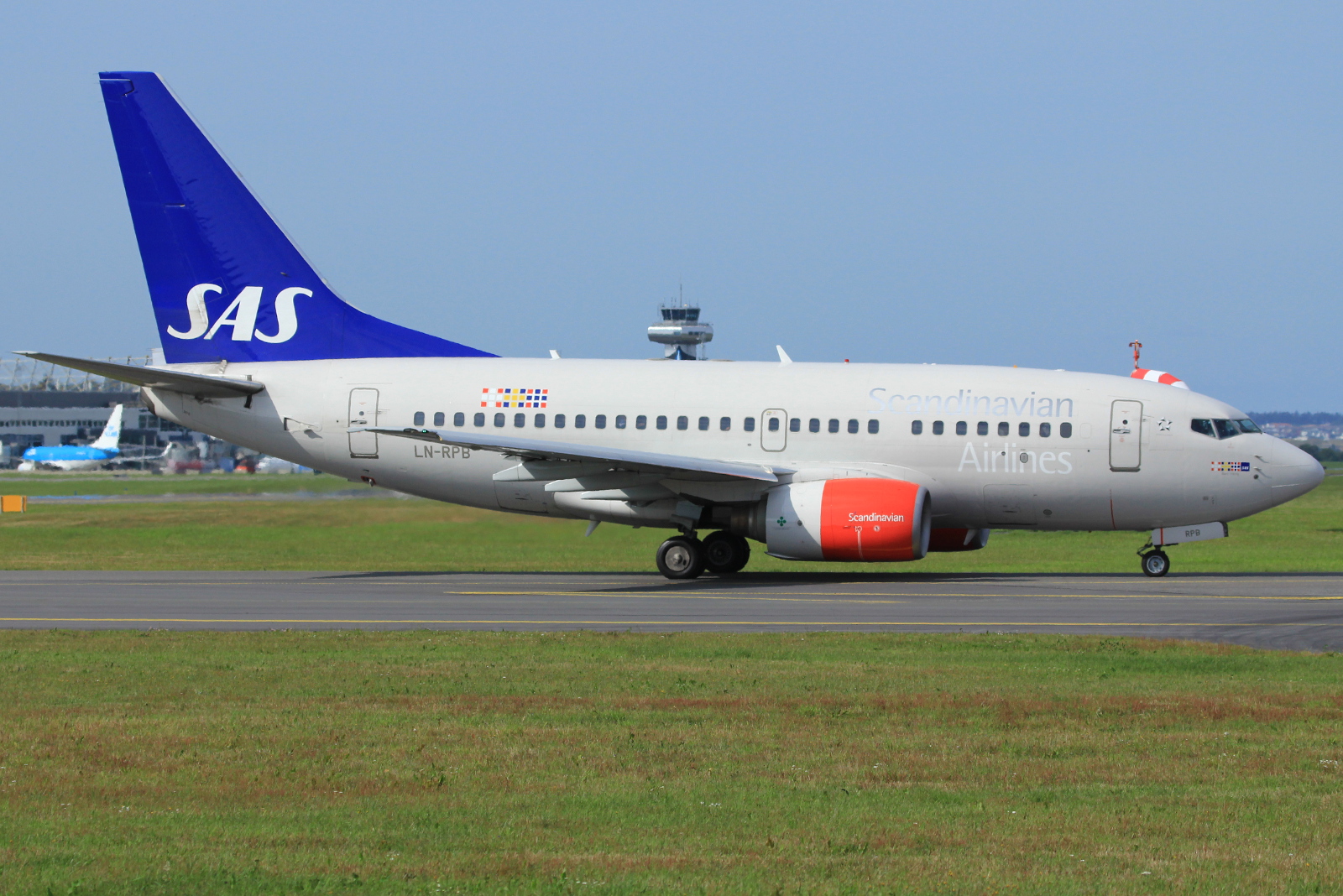 LN-RPB (28294) 1998 Boeing 737-683