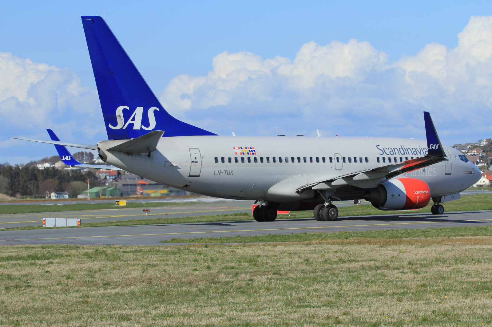 LN-TUK (26096) 2001 Boeing 737-705(WL)