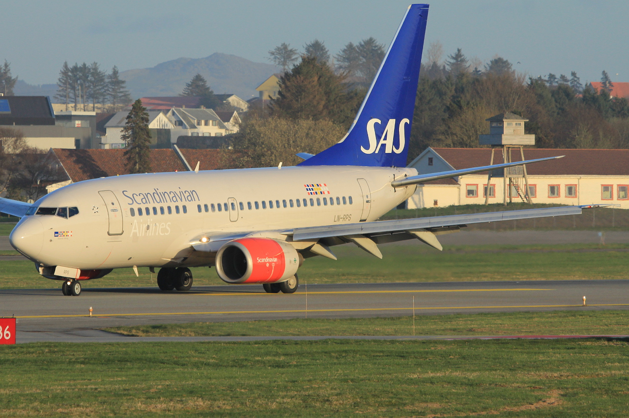 LN-RPS (28298) 1999 Boeing 737-683