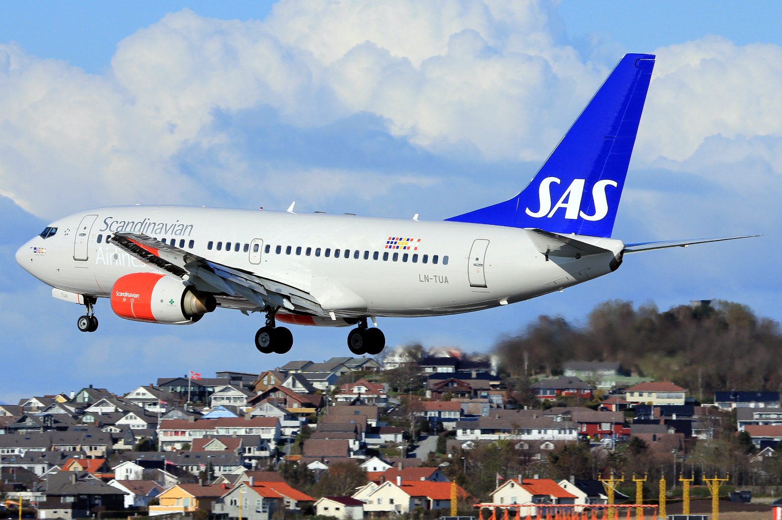 LN-TUA (28211) 1998 Boeing 737-705