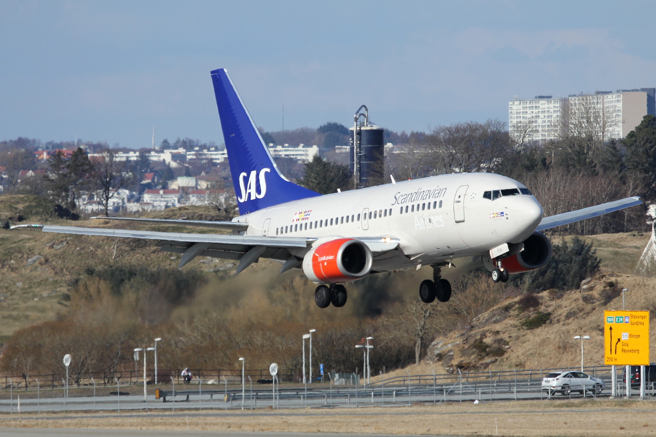 LN-RCW (28308) 1999 Boeing 737-683