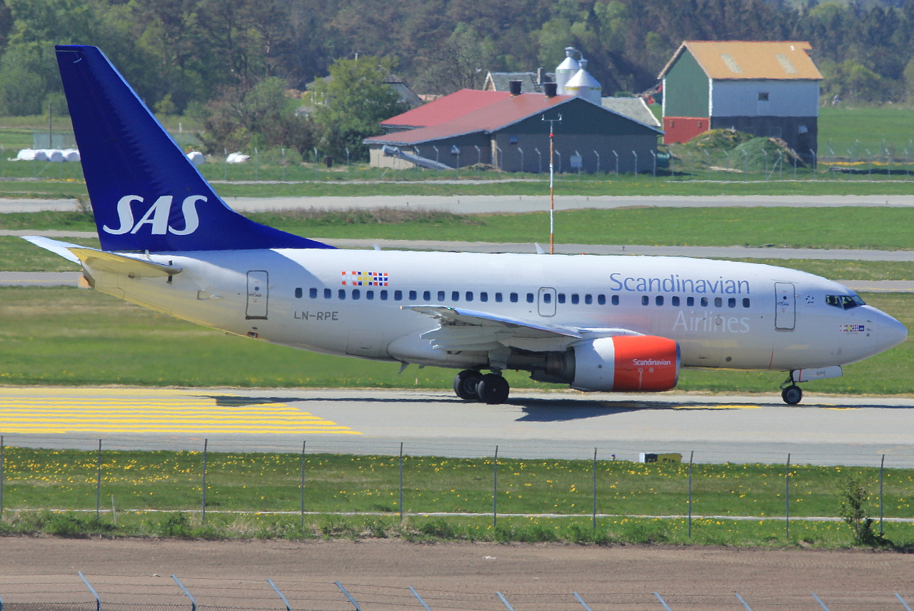 LN-RPE (28306) 1999 Boeing 737-683