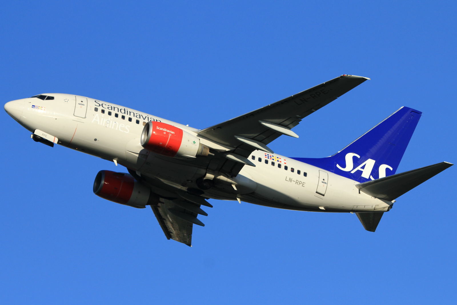 LN-RPE (28306) 1999 Boeing 737-683