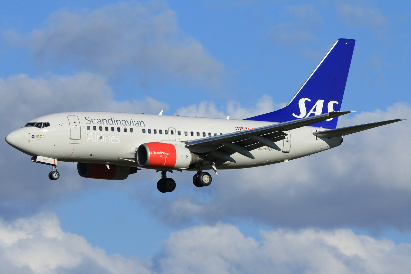 SE-DNX (28304) 1999 Boeing 737-683