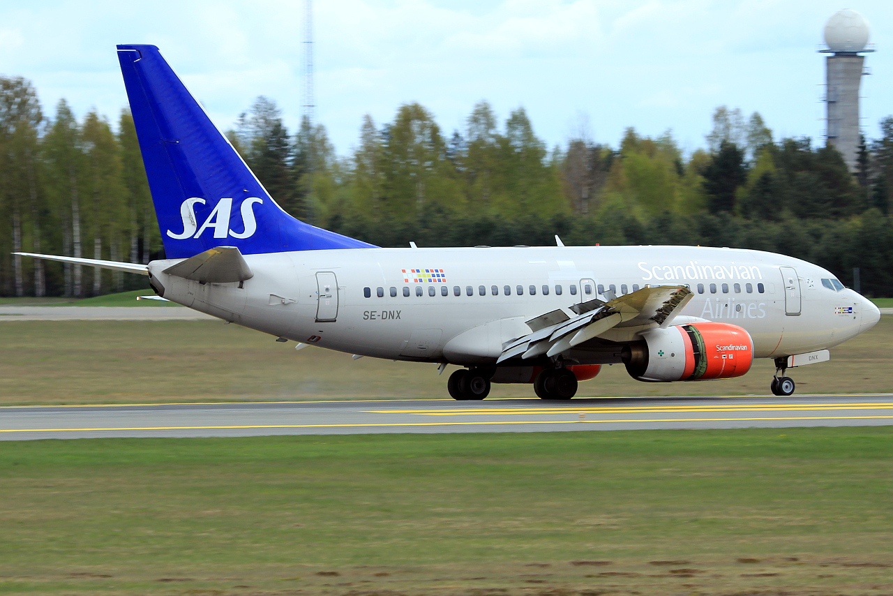 SE-DNX (28304) 1999 Boeing 737-683