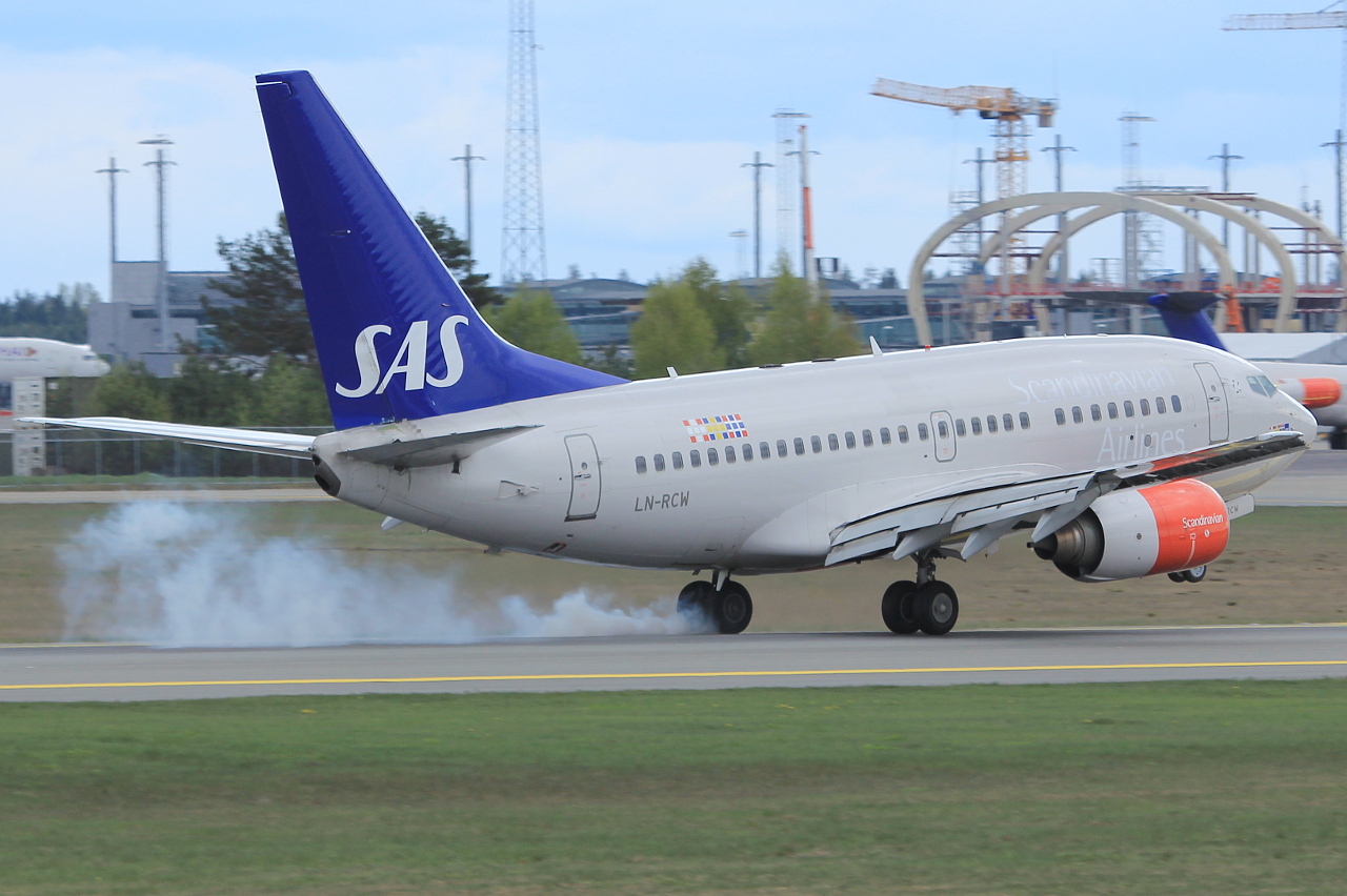 LN-RCW (28308) 1999 Boeing 737-683