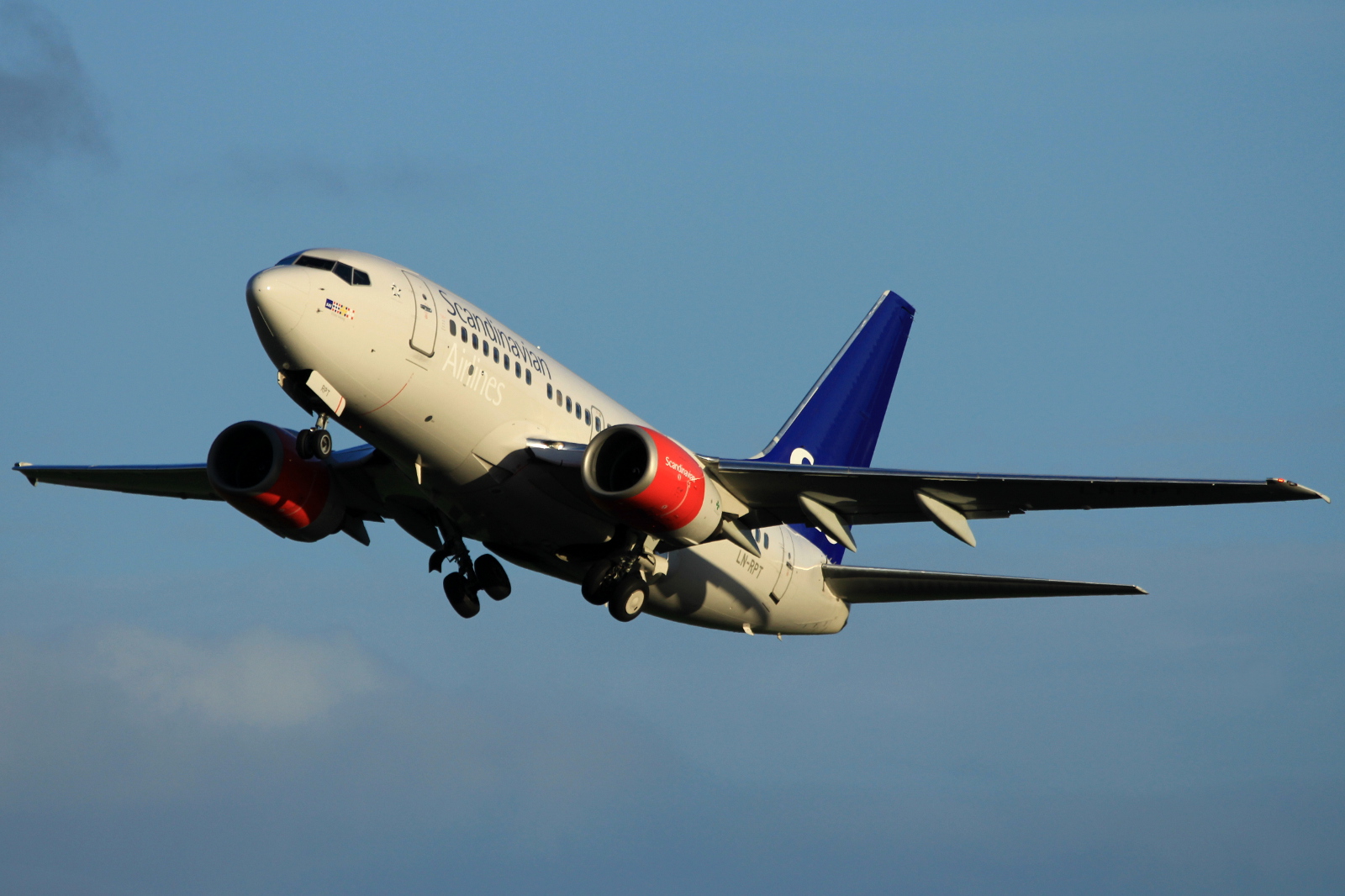LN-RPT (28299) 1999 Boeing 737-683