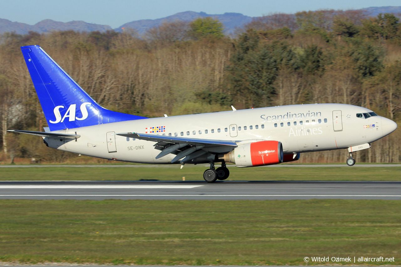 SE-DNX (28304) 1999 Boeing 737-683