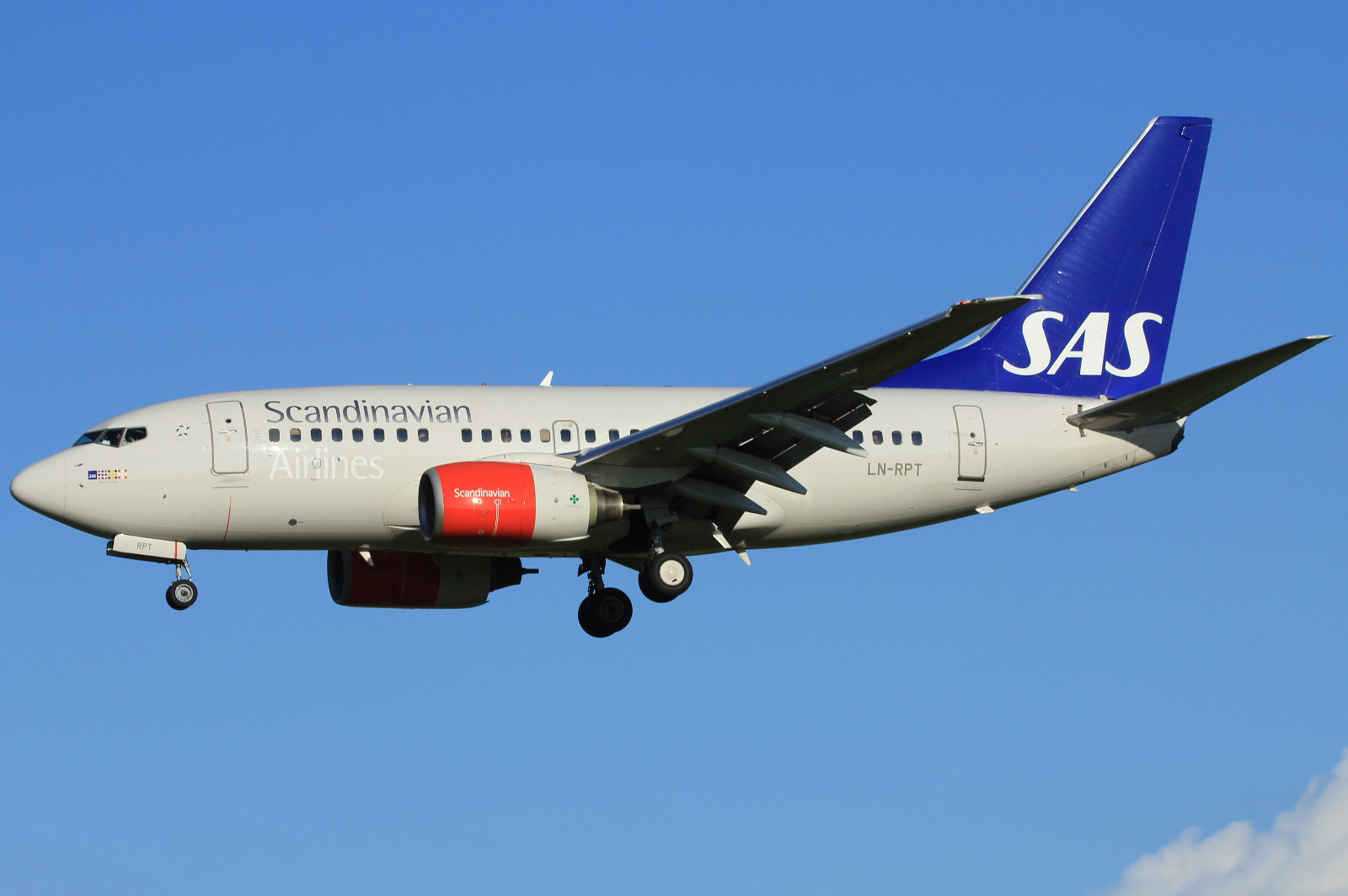 LN-RPT (28299) 1999 Boeing 737-683