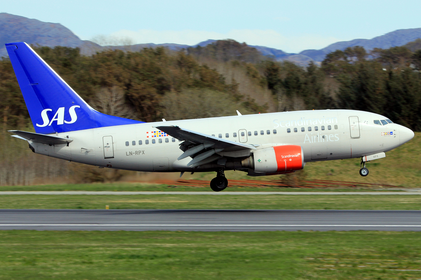 LN-RPX (28291) 1998 Boeing 737-683