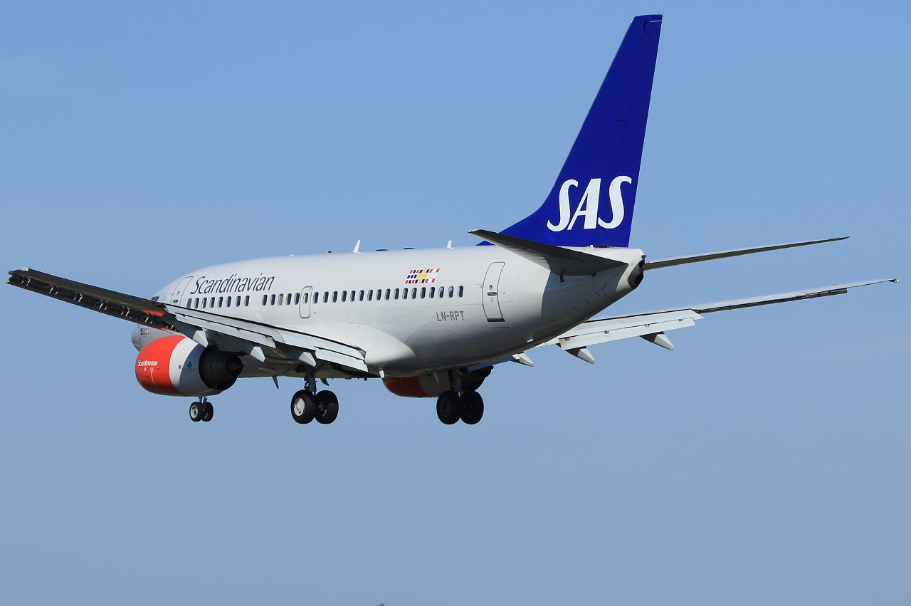 LN-RPT (28299) 1999 Boeing 737-683