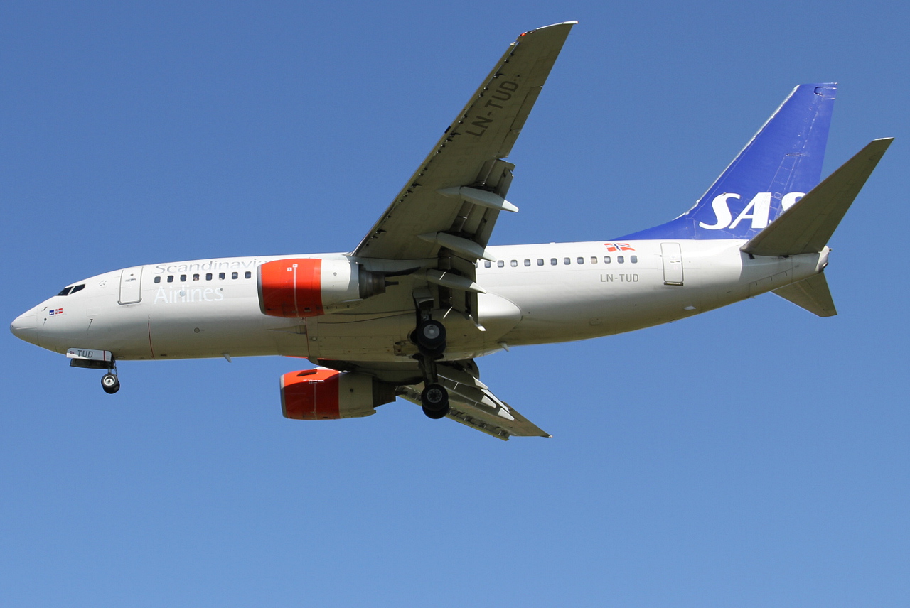 LN-TUD (28217) 1998 Boeing 737-705
