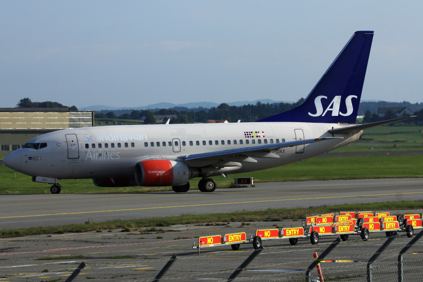 SE-DNX (28304) 1999 Boeing 737-683