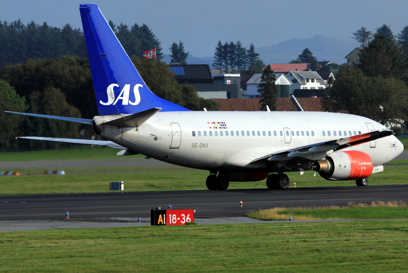 SE-DNX (28304) 1999 Boeing 737-683