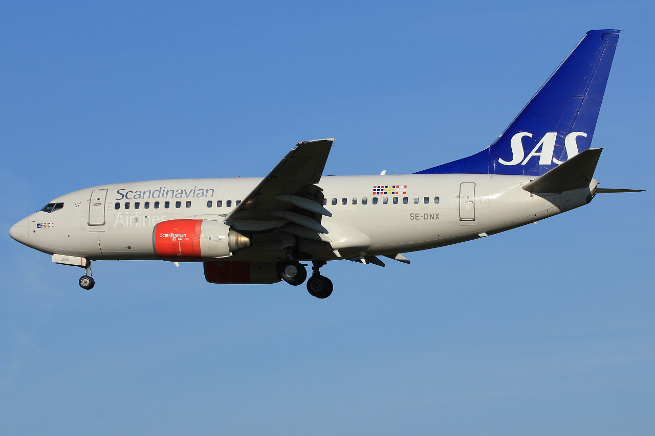 SE-DNX (28304) 1999 Boeing 737-683