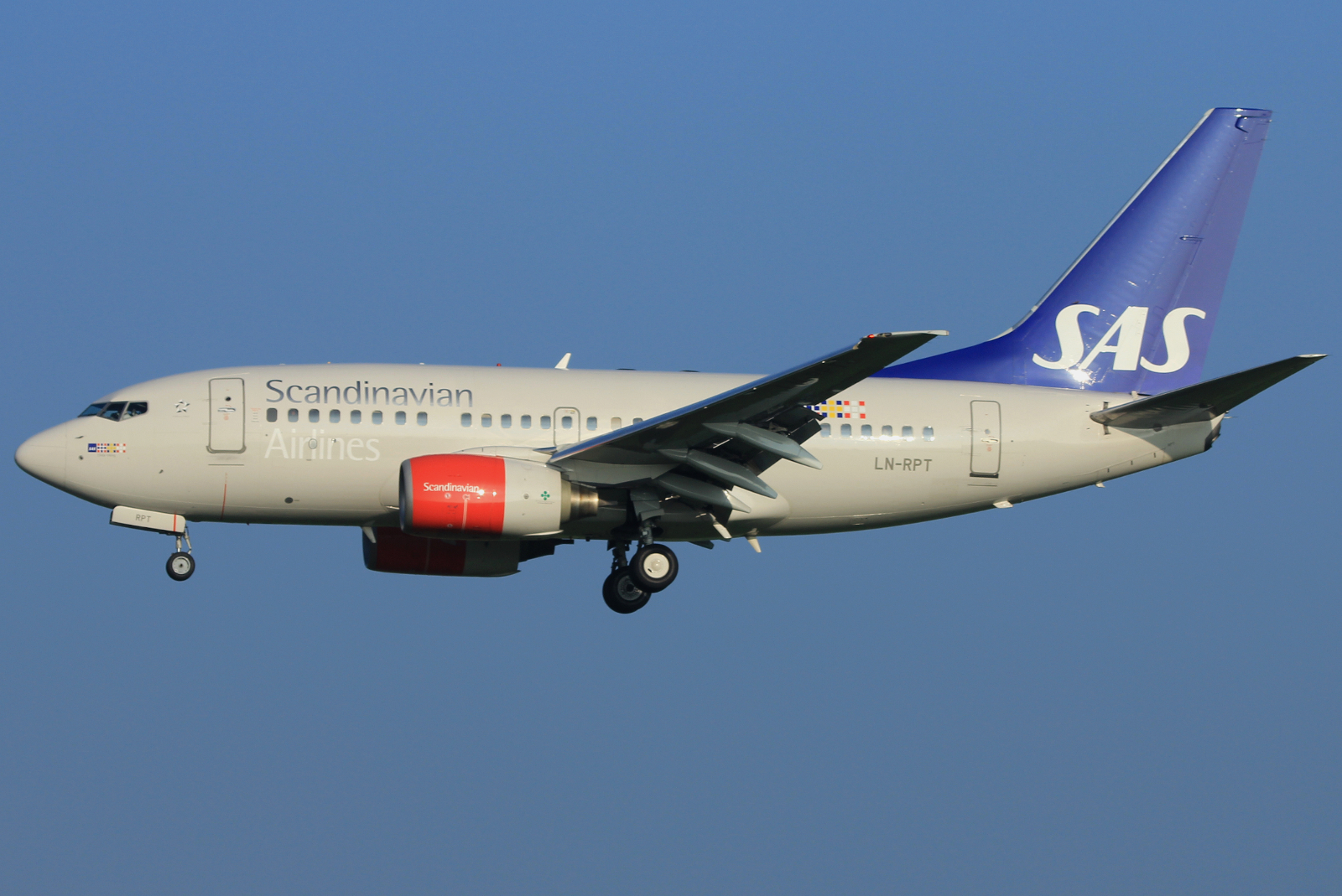 LN-RPT (28299) 1999 Boeing 737-683