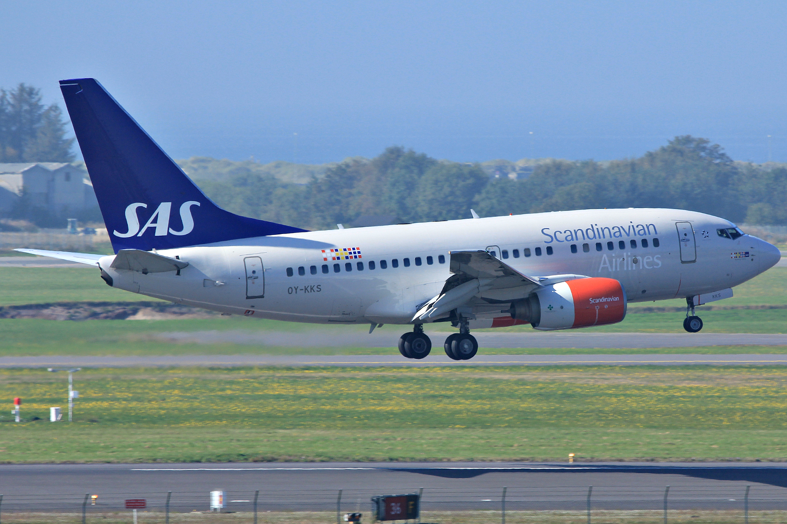 OY-KKS (28322) 2000 Boeing 737-683