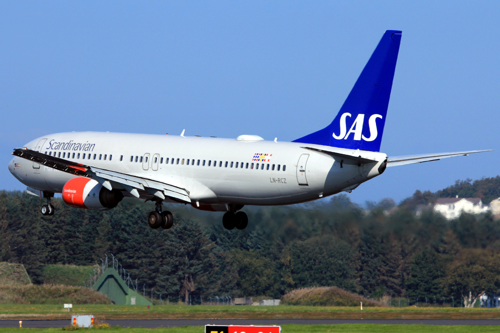 LN-RCZ (30197) 2001 Boeing 737-883