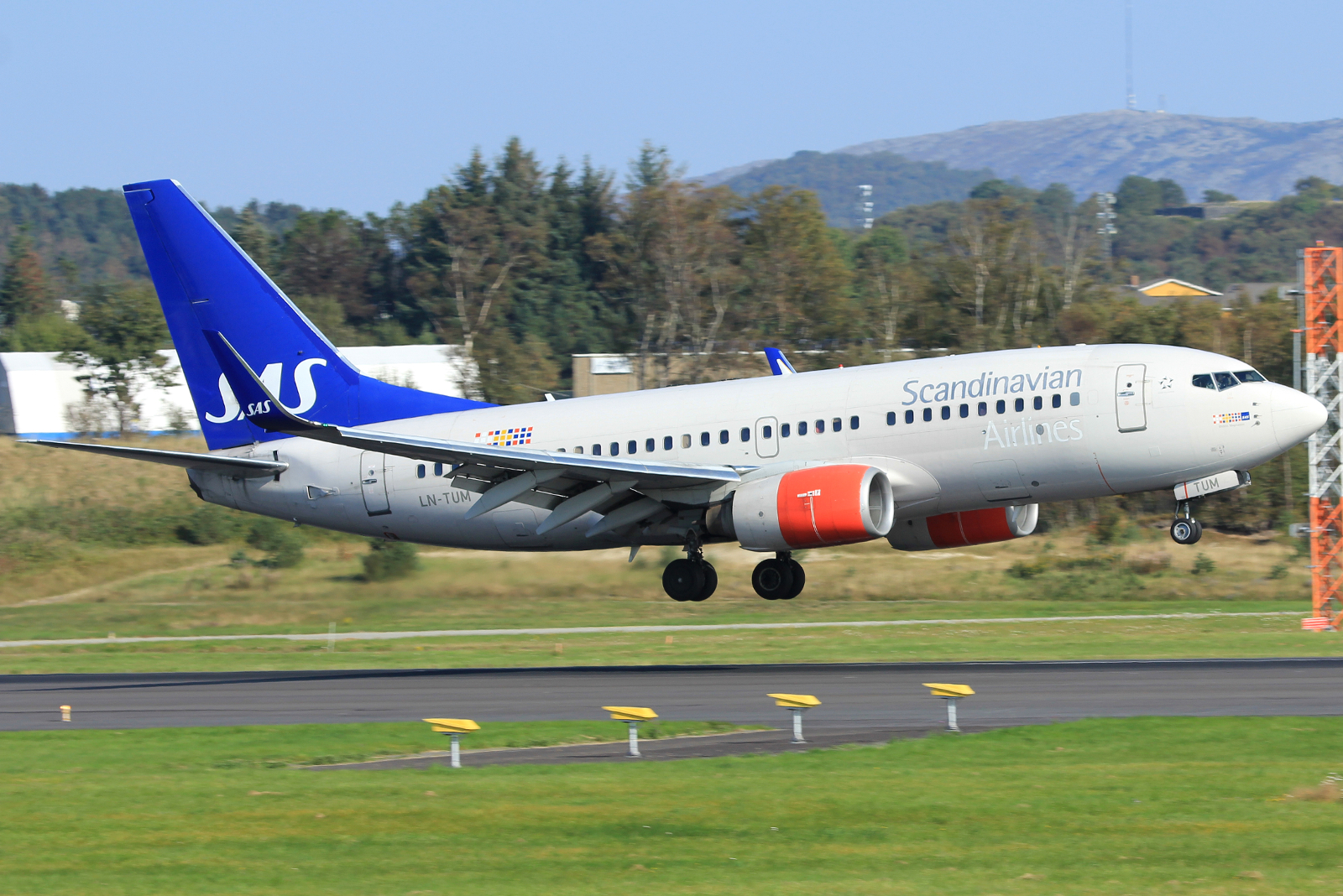 LN-TUM (29098) 2002 Boeing 737-705(WL)
